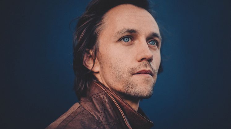 Sondre Lerche dobbeldebuterer som forfatter i år, med barneboken "Snømannens jul" og essaysamlingen «Alle sanger handler om deg». I tillegg har han vært svært aktivt som låtskriver og artist. Foto: Isabell N. Wedin