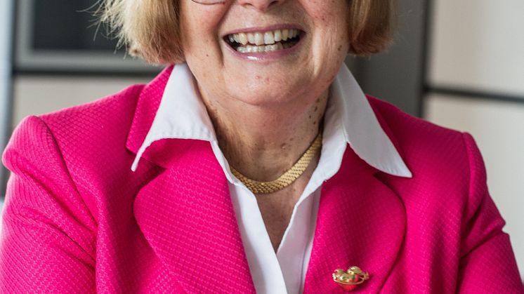 Barbara Bergström i röd dräkt