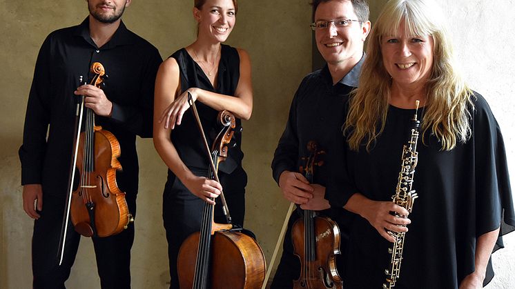 Oboisten Anette Kumlin i sällskap med några av  Camerata  Nordicas musiker.