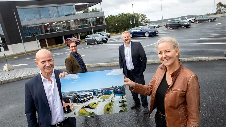 In front: Terje Andersen, CEO of Morrow Batteries and Jill Akselsen, Managing Director of J. B. Ugland Real Estate, holding an illustration of the Battery Innovation Centre. Back, from left: Håvard Bjorå, Project- and business developer in J.B. Uglan