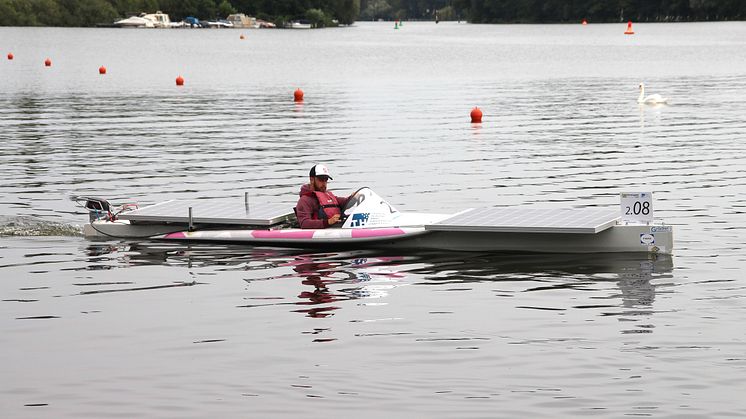 Der TH-Eigenbau „SUNcaTcHer“ mit Teamleiter Christopher Brüllke am Steuer bei der „Haus-Regatta“ auf der Dahme bei Wildau.