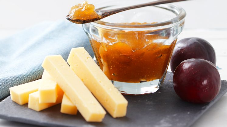 Fikon och plommonmarmelad med Svecia oststavar