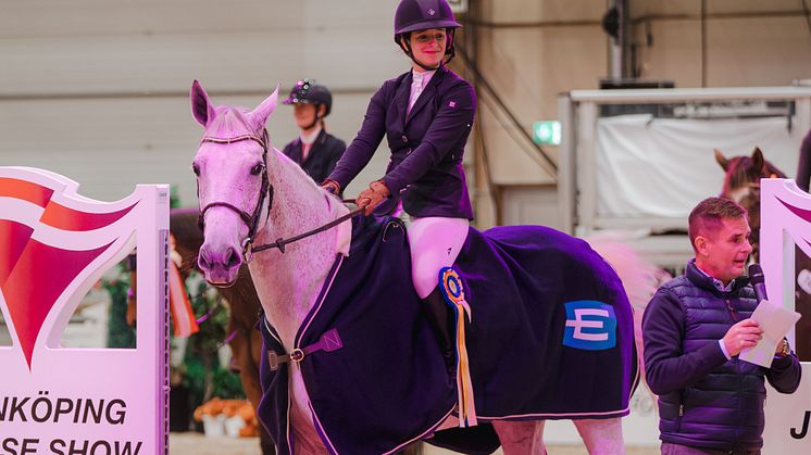Cirkeln är sluten- Swedish Select Horse Sales stoet Ikarla SW tar hem segern i Equality Line Rising Star Silver tillsammans med Sophie Wilhelmsson