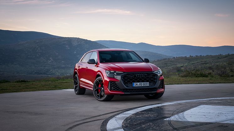 Audi RS Q8 performance (Chilirød metallak)