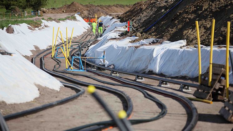 Geomatikk förebygger avbrott på t.ex. el, tele- och fibernät genom att markera var i marken ledningar ligger i samband med grävarbeten.