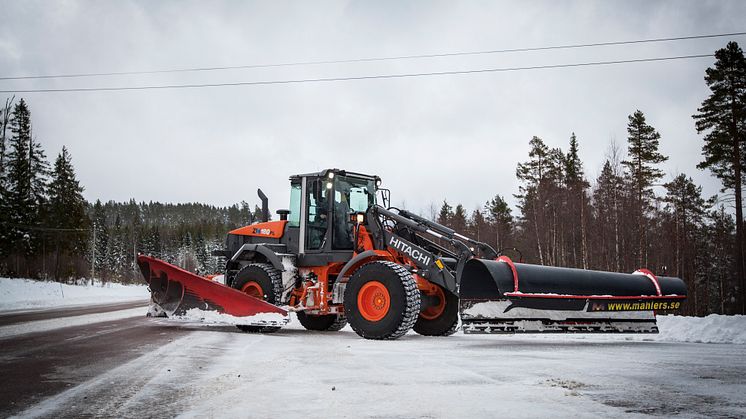 Hitachin kraftfull snöröjare på Dala-vägarna