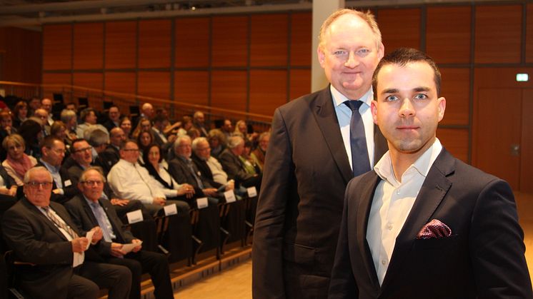 Über 300 Gäste aus Politik, Verwaltung und Wirtschaft sowie Dr. Stephan Nahrath, Geschäftsführer WWE, sind gespannt, was Kriminal- & Geheimdienstanalyst Mark T. Hofmann (r.) ihnen aus seiner Erfahrung berichten wird.
