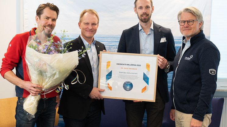 Peter Karlsson och Carl Rönnow från Svenska Båtunionen (i mitten) tillsammans med Patric Borén (t.v.), Dyvik Marina och Mats Eriksson (t.h.) , Sweboat, från Miljöprisets jury