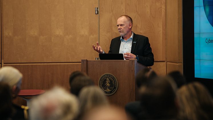 Anders Ynnerman talar inför publiken på Stanfords universitet. Foto: Clément Morin