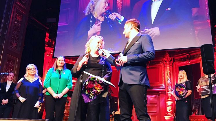 Maria Wiklund Karlsson, ordförande i Bröstcancerföreningen Amazona Stockholm, tar här emot den prestigefulla utmärkelsen Årets Eldsjäl, kategori hälsa, 2017. Grattis Maria!