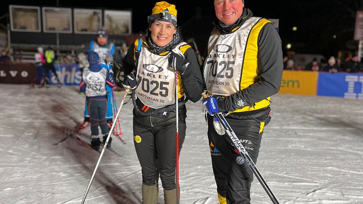 Jill Johnson och partnern Mattias Elg i mål i Nattvasan 30 2022