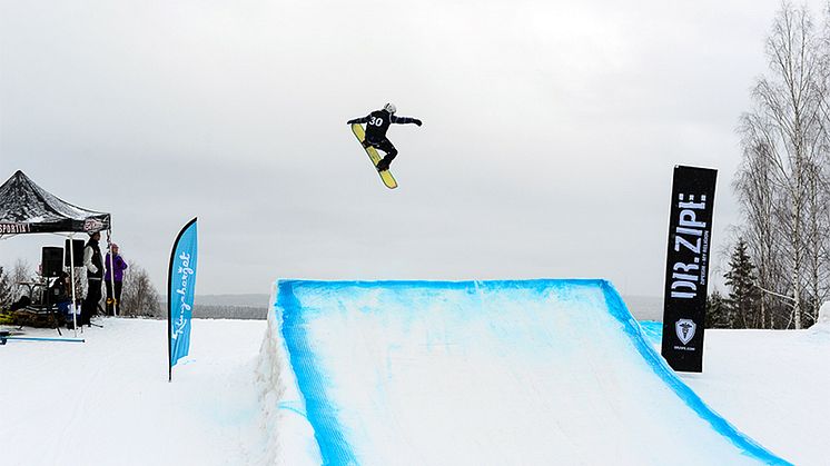 Sverigeeliten på snowboard och freeski besöker Vännäs