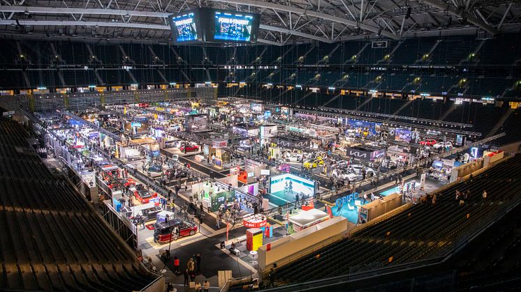 Det var tjockt av folk framför utställarmontrarna när täckena drogs av från alla Världs-, Europa- och Sverigepremiärerna på eCarExpo.