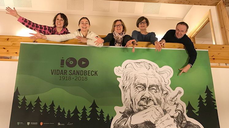 Åmot kulturhus er allerede preget av 100-årsjubileet for Vidar Sandbeck. Kulturkontoret i Åmot kommune går selvsagt i bresjen: Anne Berit Nielsen Grøn (fra venstre), Caroline Rolstad, Guri Helseth, Turid Athammer og Yngve Sekkelsten.
