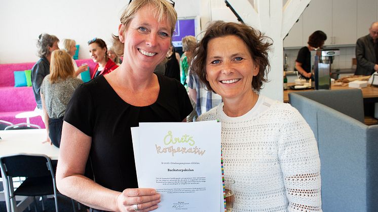 Anna Johansson och Eva Marsh från Backatorpskolan tog emot priset Årets Kooperativ hos Coompanion Göteborgsregionen.