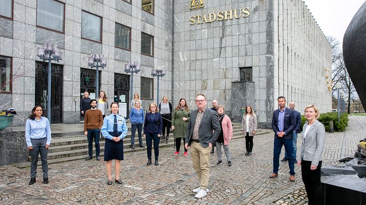 Medlemmar i Västerås trygghetsråd. Längst fram initiativtagaren Staffan Jansson (S), kommunstyrelsens ordförande. Till vänster om Staffan på bilden står Sara Ekström, Lokalpolisområdeschef Lokalpolisområde Västerås.