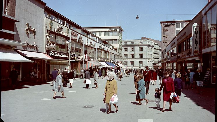 Die Holstenstraße ist bereits Mitte der 1960er eine beliebte Flaniermeile. Im Hintergrund ist hier die Gaststätte Quick und die Commerzbank zu erkennen.