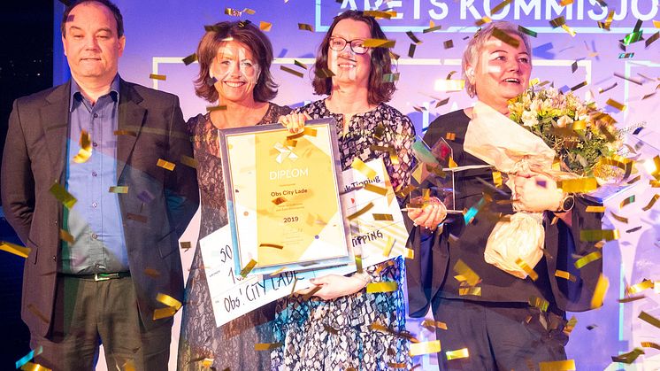ÅRETS KOMMISJONÆR: Kirsti Solem (m diplom) og Bente Krabseth (t.h.) jublet for seieren. Her på scenen med teamleder Stig Robert Olsen og adm.dir. Åsne Havnelid fra Norsk Tipping. Foto: Norsk Tipping