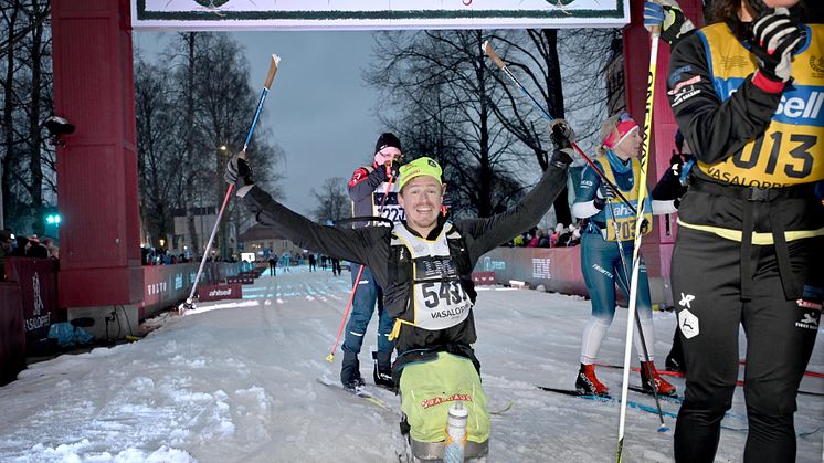 Äventyraren Aron Anderson åker i sit ski och gick i mål 10:e gången i Vasaloppet 2024. Han åkte på tiden 9.28.48.