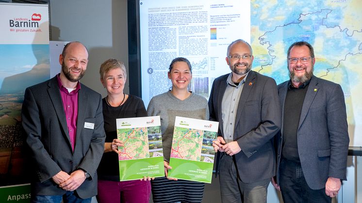 Ronny Baaske (v.l.), Judith Kloiber, Monika Hoffmann, Landrat Daniel Kurth, Prof. Pierre Ibisch bei der Präsentation des Barnim-Atlas. Foto: Torsten Stapel