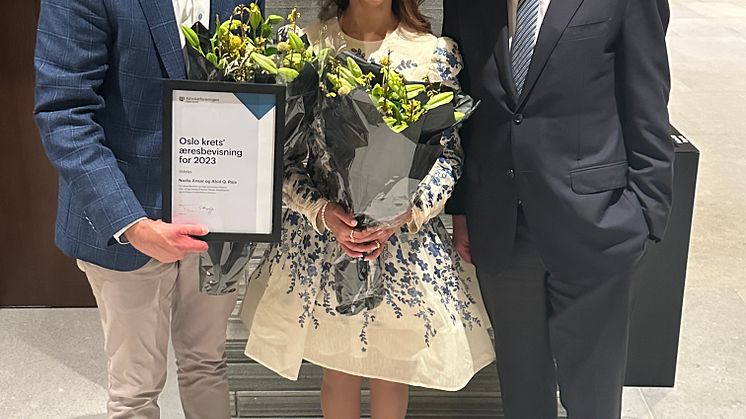 Trygve Staff, leder i Advokatforeningens Oslo krets, delte torsdag kveld ut Oslo krets' ærespris for 2023 til Abid Raja og Nadia Ansar (foto: privat)