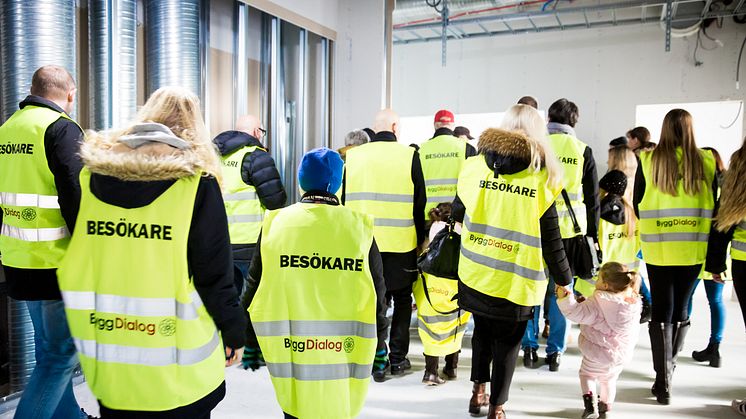 Besökare på visning av Trönninge skola. Foto: Marie Hidvi