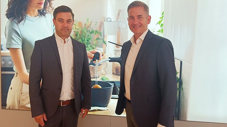 Dan Rosendal (t.v.) forfremmes pr. 1. januar 2025 til administrerende direktør i Hansgrohe A/S, mens hans forgænger Thomas Leth (t.h.) fremover fokuserer på nye ansvarsområder som Director of Sales for North- and East Europe.