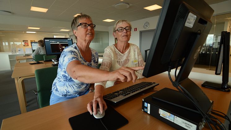 Varje tisdag har föreningen jour på Stadsarkivet. Inger Kylefors visar Sonja Månsson vägen.