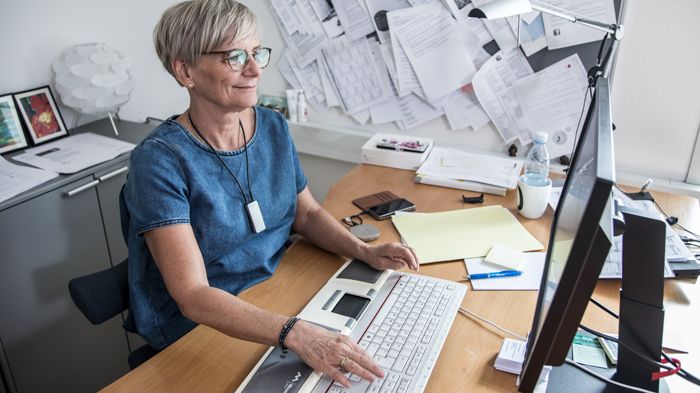 ”Jag tror faktiskt inte att jag skulle klara av mitt arbete om jag inte hade haft mikrofonerna och risken för utbrändhet hade varit stor utan mina hjälpmedel”, säger Dorthe Sørensen