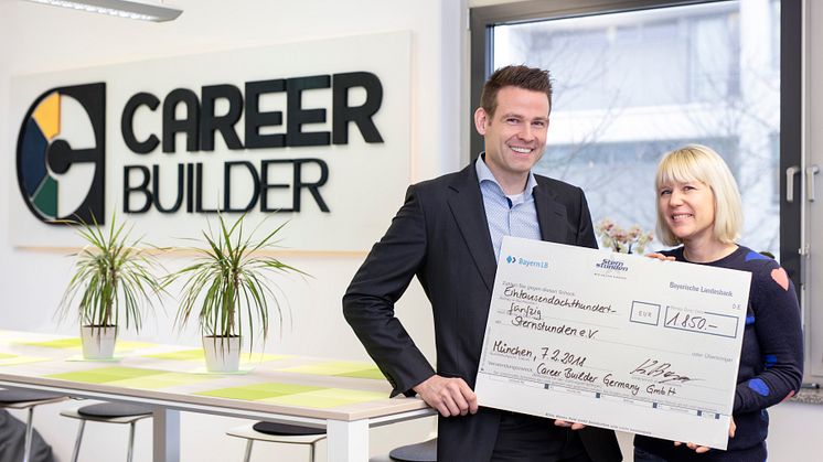 Scheckübergabe an Sternstunden e.V. (300 dpi,  © CareerBuilder Germany GmbH)