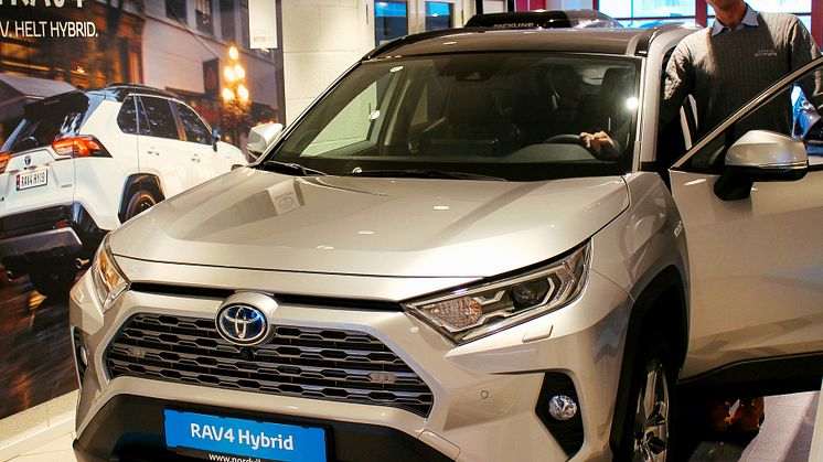 Svolvær: Bilselger Trond Hardy hos Nordvik er klar for lansering av nye RAV4 Hybrid.