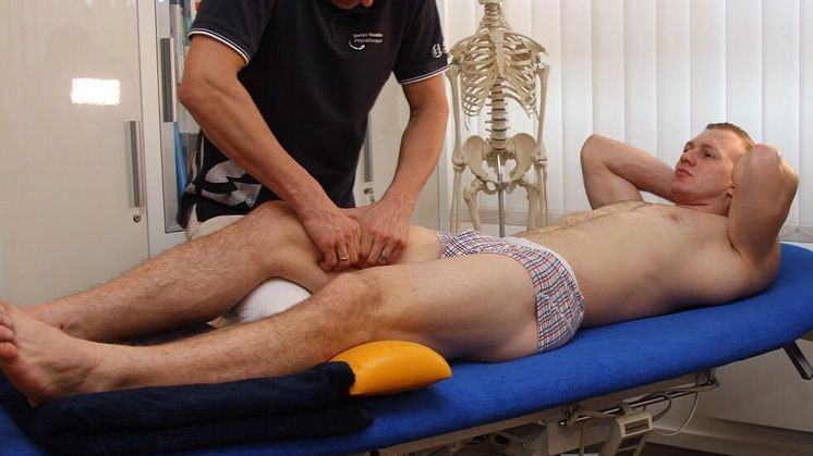 Osteopath Stefan Haustein behandelt den mehrfachen Zweierbob-Weltmeister. Foto: Marco Förster