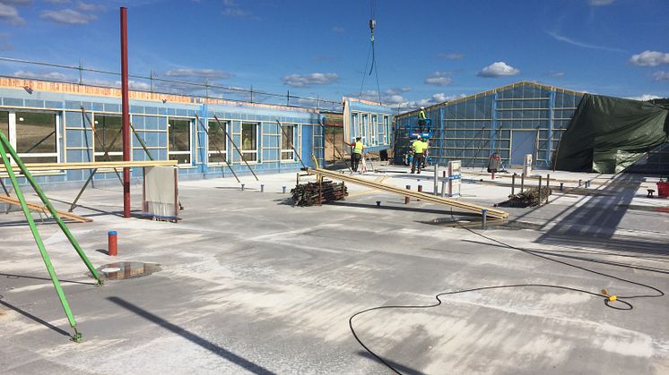 Betongplattan med all rördragning för vatten, avlopp och golvvärme är gjuten och klar. Nu har höstens arbete med att sätta upp väggar, tak och att planera den pedagogiska utemiljön precis startat.