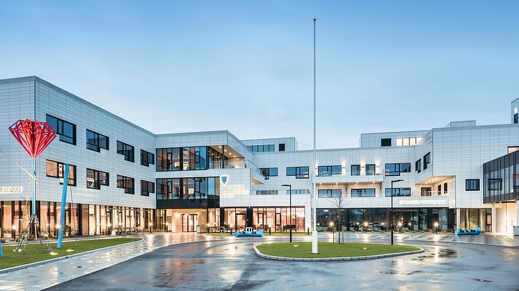Byggets arkitektur og materialbruk er klar og enkel og kompletterer og avslutter helseklyngen. Foto Hundven-Clements Photography