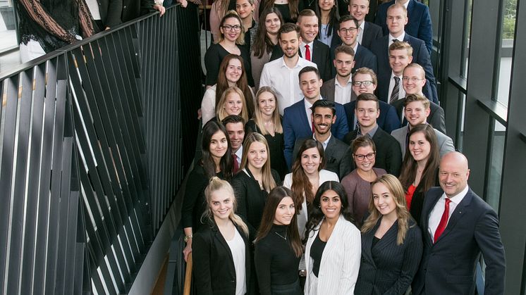Vorstandsvorsitzender der Stadtsparkasse München Ralf Fleischer feierte zusammen mit seinen Azubis deren erfolgreichen Ausbildungsabschluss - zusammen mit den Azubis der weiteren oberbayerischen Sparkassen.