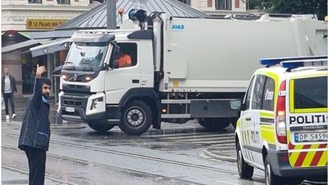 Waqas Arif dirigerer trafikken. Foto: Pål Magnus Tømmervold.