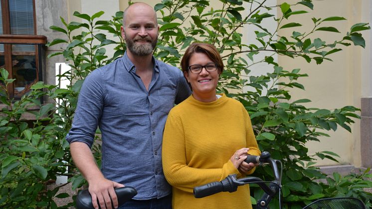 Lars Strömgren, Cykelfrämjandets ordförande, och Ella Ekenberg, projektledare i Kristianstads kommun ser fram emot veckans cykelturer i nordöstra Skåne och västra Blekinge. 