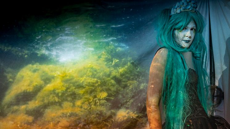Hedvig Jalhed som Ran i Reich of Ran (2018). Foto: Wramén & Thorbjörnsson. Hedvig Jalhed medverkar vid det första av seminarierna i serien Opera mot framtiden – konstnärlig forskning mellan tidlöshet och avantgarde.