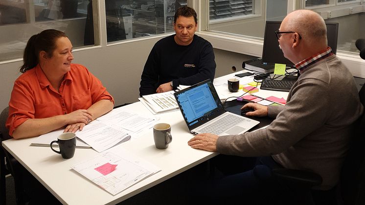 Revision pågår hos Palmbergs golvservice som ansökt om att bli Auktoriserat Golvföretag. Ann-Sofie Tübinger, Mikael Palmberg och Anders Karpesjö.  