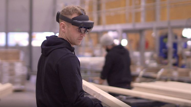 Tony Ringqvist är en av operatörerna som testat att använda AR-glasögon vid montering av takstolar.