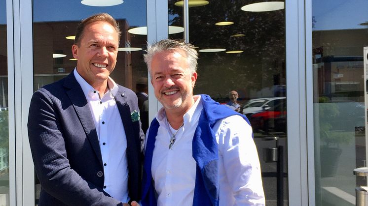 Matthias Pohl (links), geschäftsführender Gesellschafter von Kölle-Zoo sowie Torsten Toeller, Gründer und Inhaber der Fressnapf-Gruppe