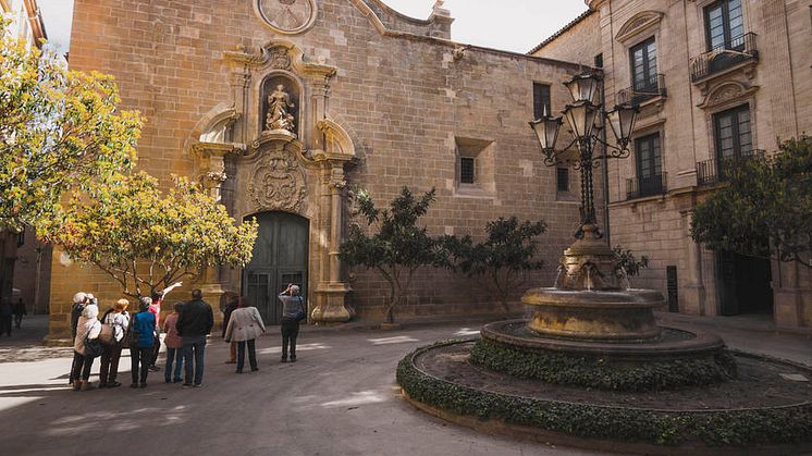 Solsona med murar, barock och giganter