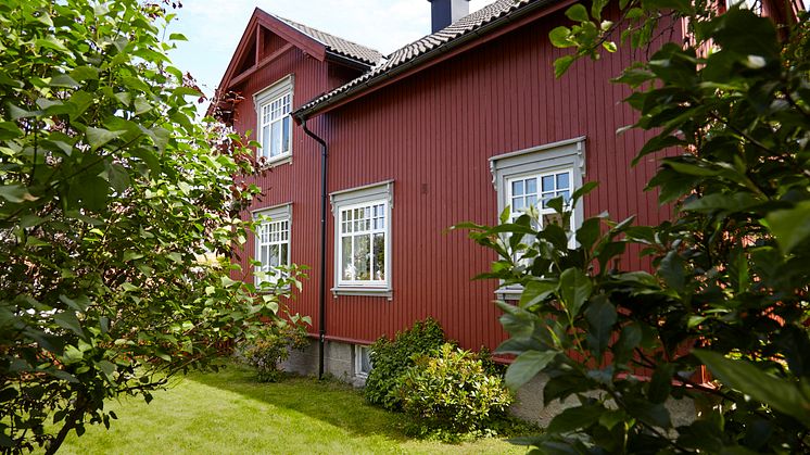 Varme og historiske farger. Rødt er en farge med lange tradisjoner i Norge. Faktisk ligger flere av Jotuns rødtoner stabilt inne blant landets mest foretrukne farger! Her ses fargen Jotun 2006 Husmannsrød.
