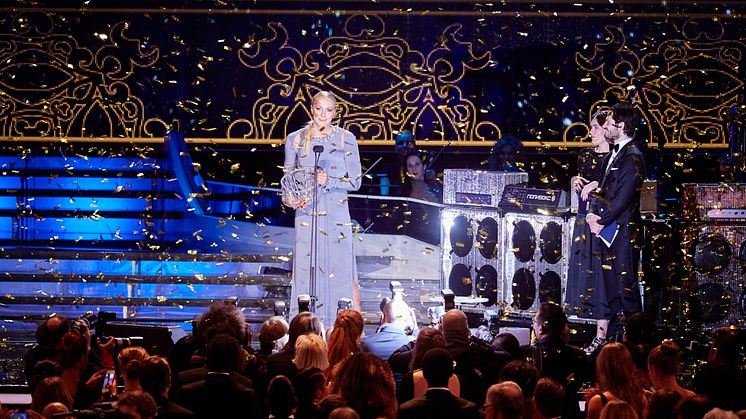 Sarah Sjöström tar emot Jerringpriset av H.K.H. Prins Carl Philip och H.K.H. Prinsessan Sofia under Idrottsgalan i januari 2016.