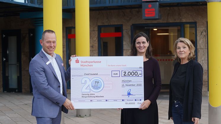 (V.l.n.r.) Stefan Stamm (Stadtsparkasse) übergibt den Spendenscheck an Carmen Paul und Petra Birnbaum (Vorstandsmitglieder der BürgerStiftung München). 