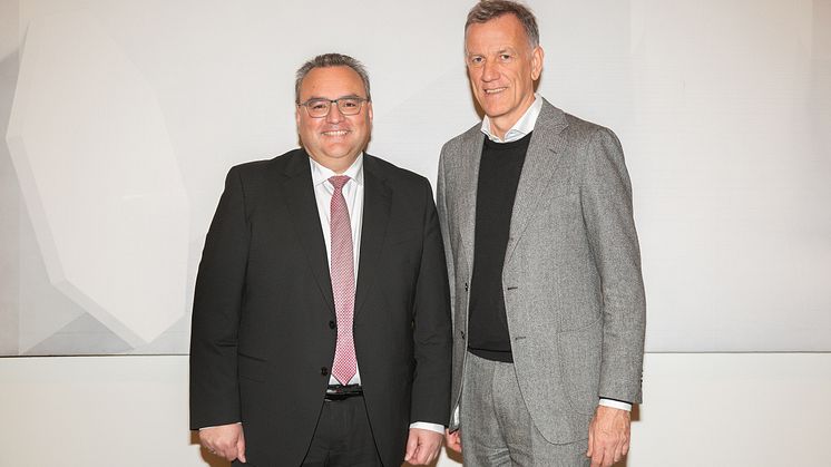 Burkhard Wittmacher (rechts), Vorstandsvorsitzender der Kreissparkasse Esslingen-Nürtingen und Landesobmann der baden-württembergischen Sparkassen, gratuliert seinem Kollegen Daniel Zeiler zum neuen Amt als stellvertretender Landesobmann