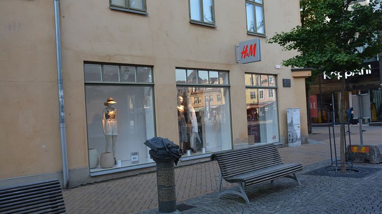 I det nuvarande HM-huset vid Lilla torg i Kristianstad bodde Ukrainas statschef Filip Orlik i början av 1700-talet. Statyn som skänkts av Ukraina påminner om den författning han skrev under sin exil.