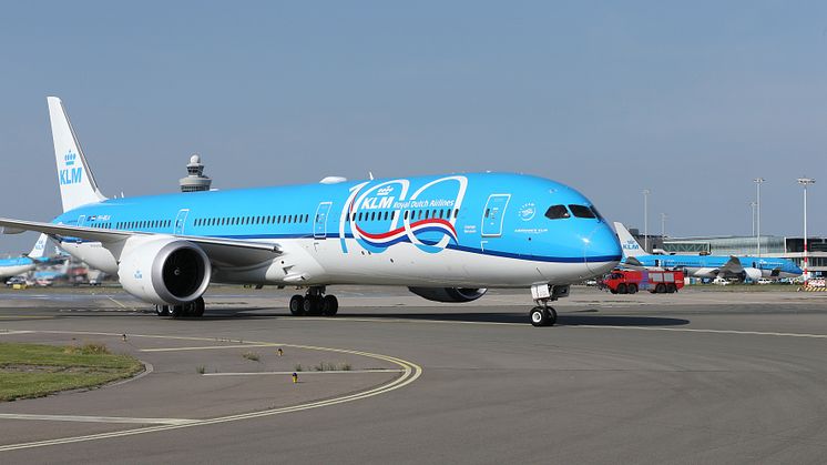 Boeing 787_10 with 100 logo