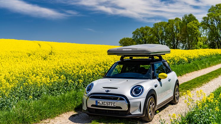 Hemestra i naturen med MINI: elektrifierade campingbilar med taktält