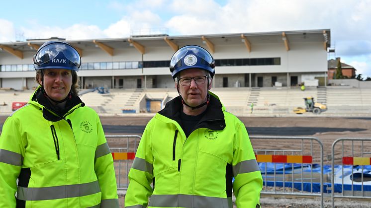 Projektledare Cecilia Wahlskog och Anders Emilsson framför västra läktaren på Rimnersvallen. 